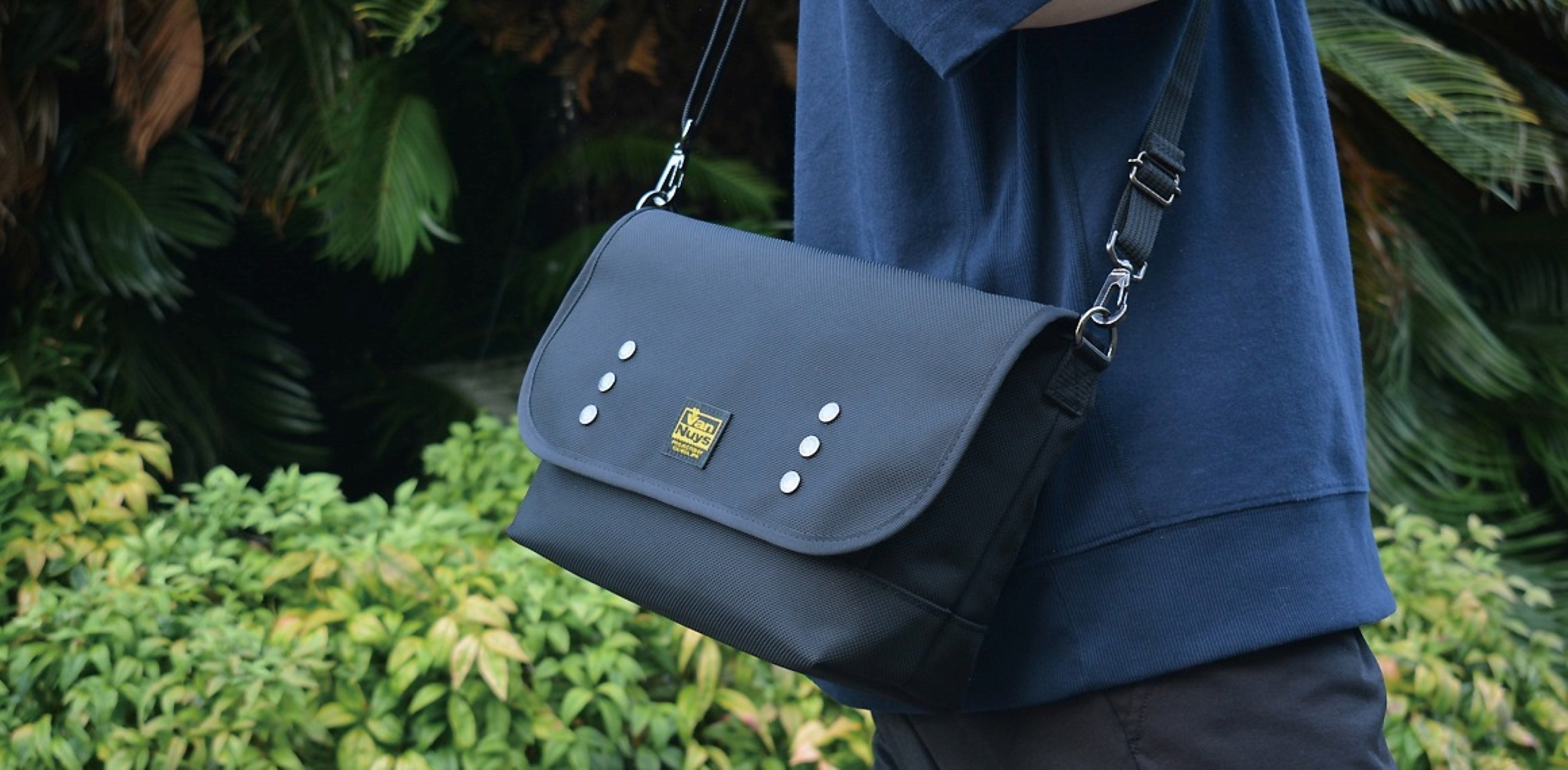 VanNuys E559 Lightness Double Button Messenger Bag