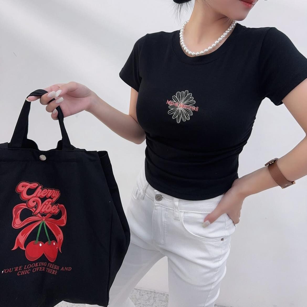 【顯瘦修身的小雛菊刺繡字母上衣】（現貨）