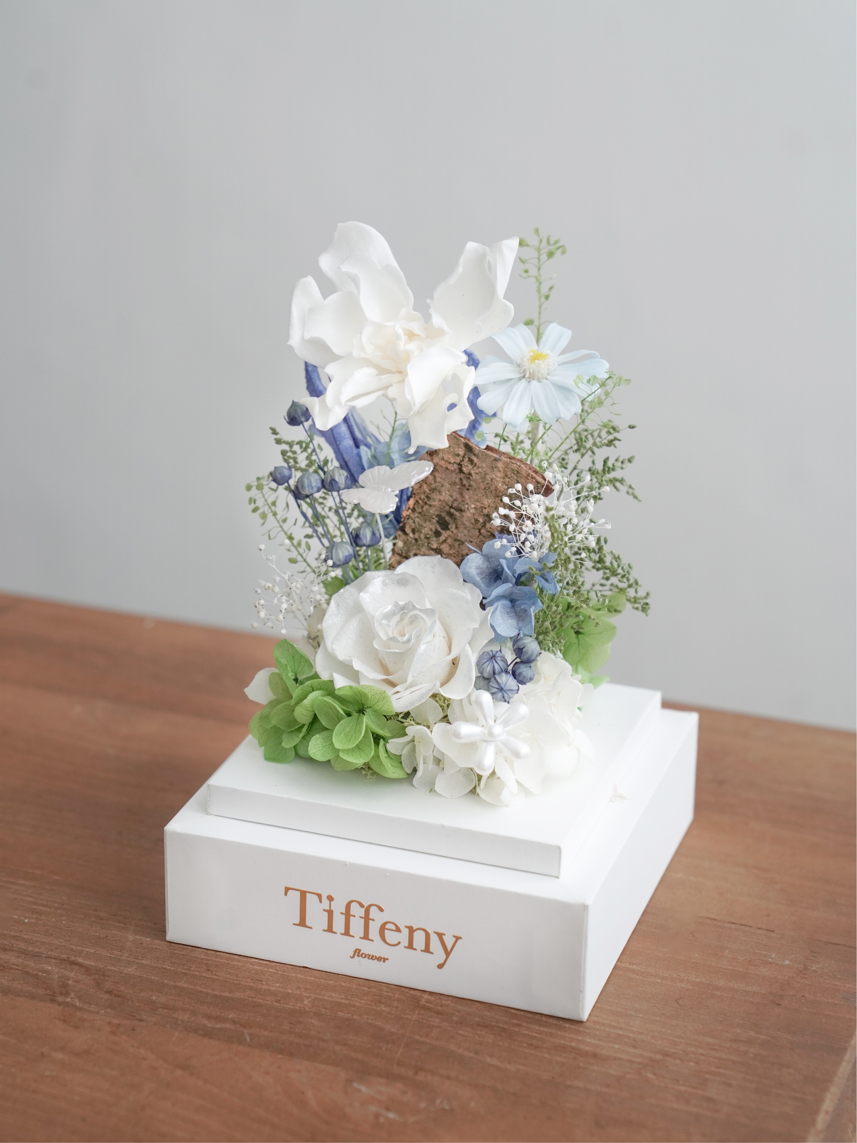 梔子花與白玫瑰 蝴蝶紛飛的永生花罩禮盒