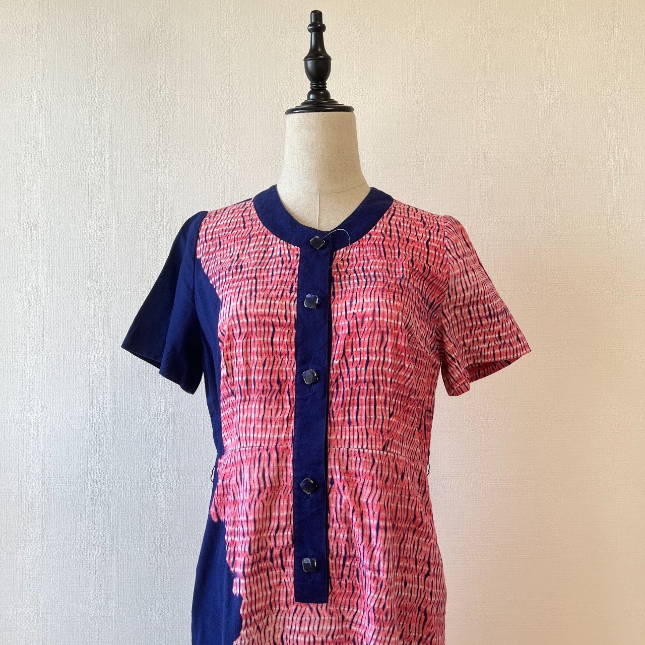 深藍配粉紅色紮染風連身裙