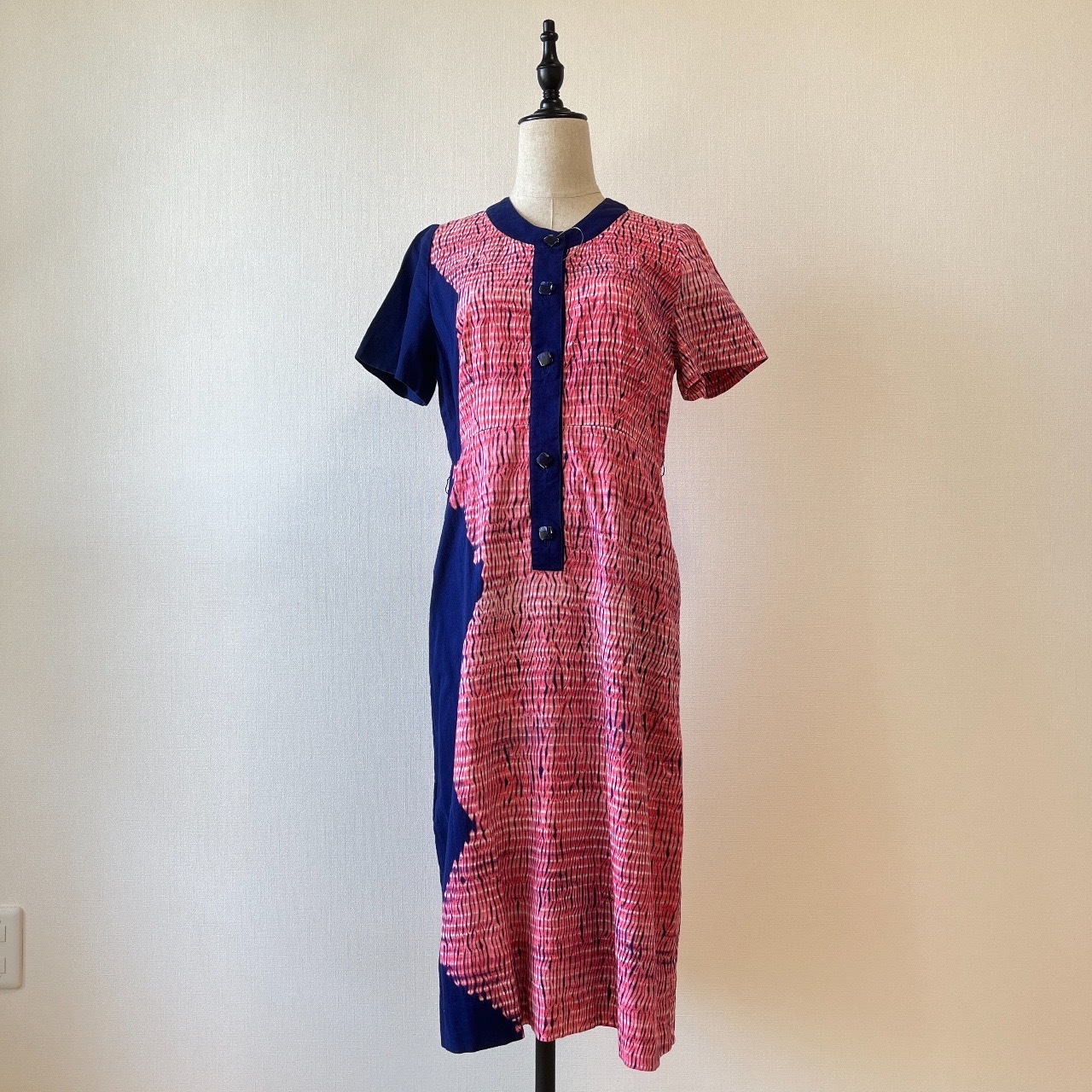 深藍配粉紅色紮染風連身裙