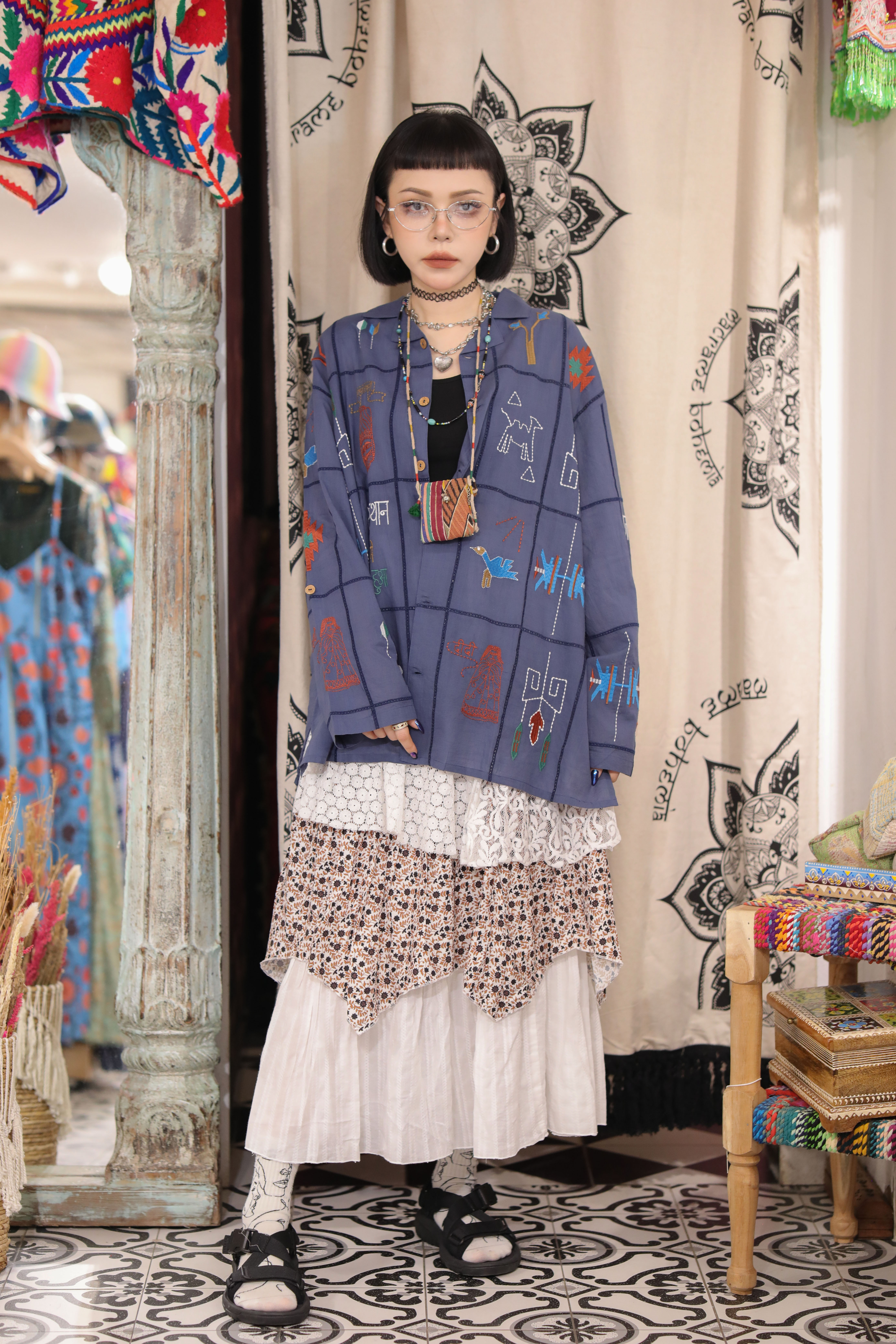 Amina - ILL-5202 刺繡民族風棉質襯衫  白色 F19 / 藍色 F20