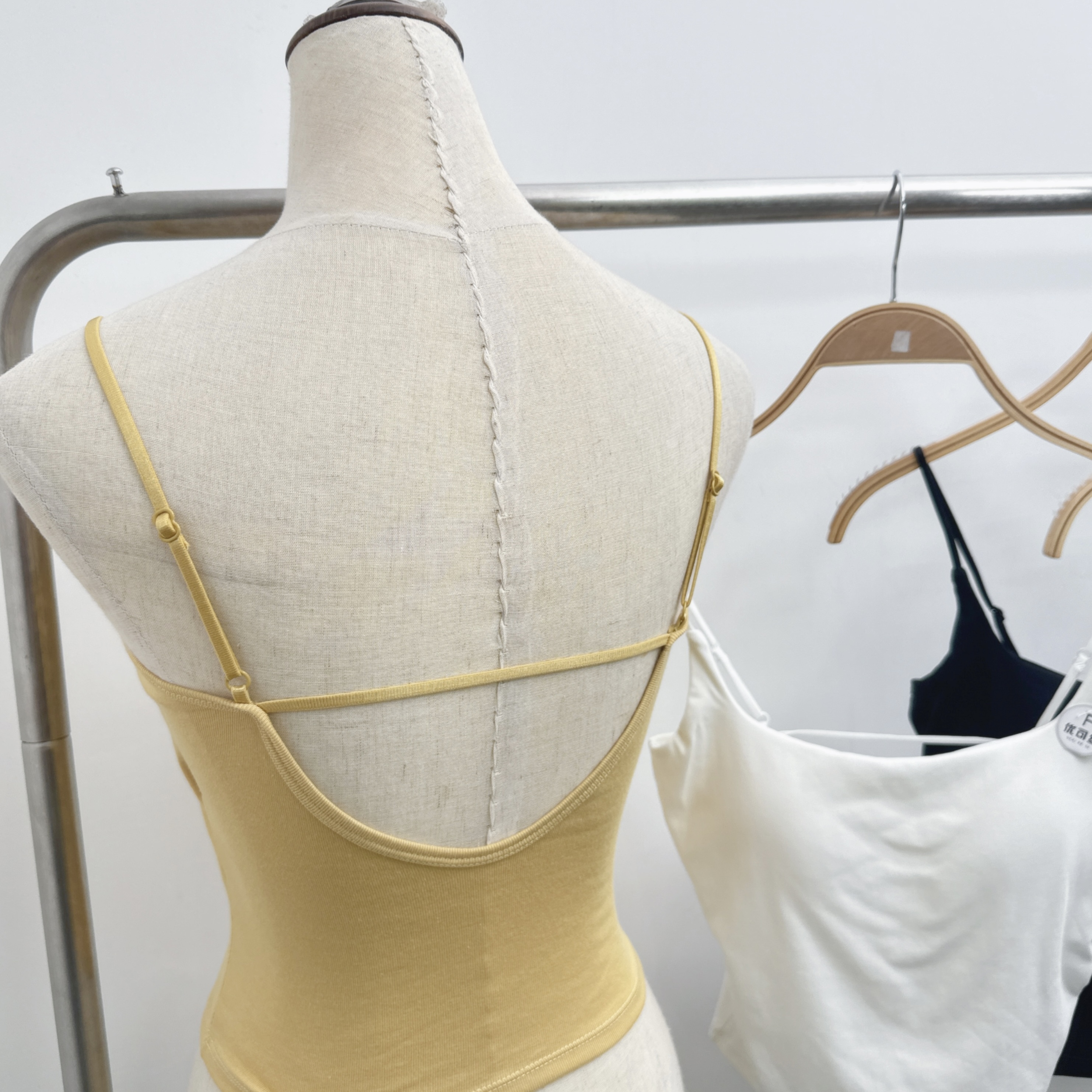 #212-後小U搭帶固定杯吊帶打底 (C136-C139)