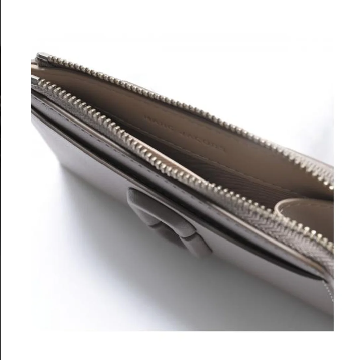 [S] MARC JACOBS CEMENT 2S4SMP008S02-055 THE COVERED J MARC TOP ZIP MULTI WALLET, 196611183222 (SMJ536)