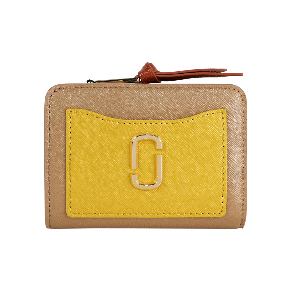 【Marc Jacobs】The Snapshot 防刮皮革暗釦二折撞色短夾(亮黃色)