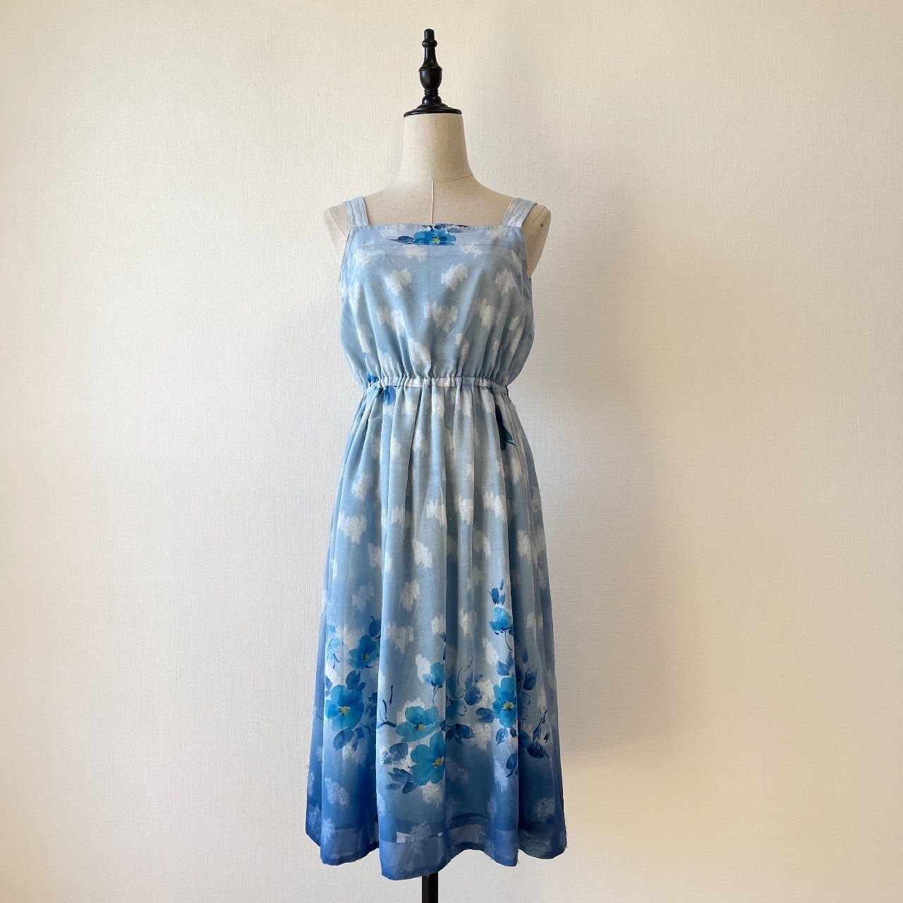 淺藍色水彩花卉吊帶背心連身裙