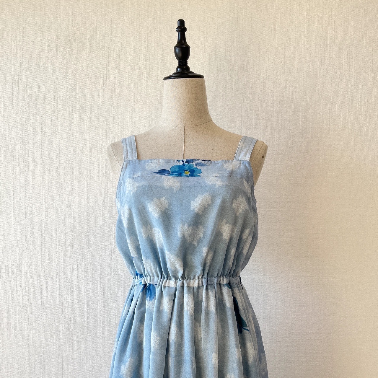 淺藍色水彩花卉吊帶背心連身裙