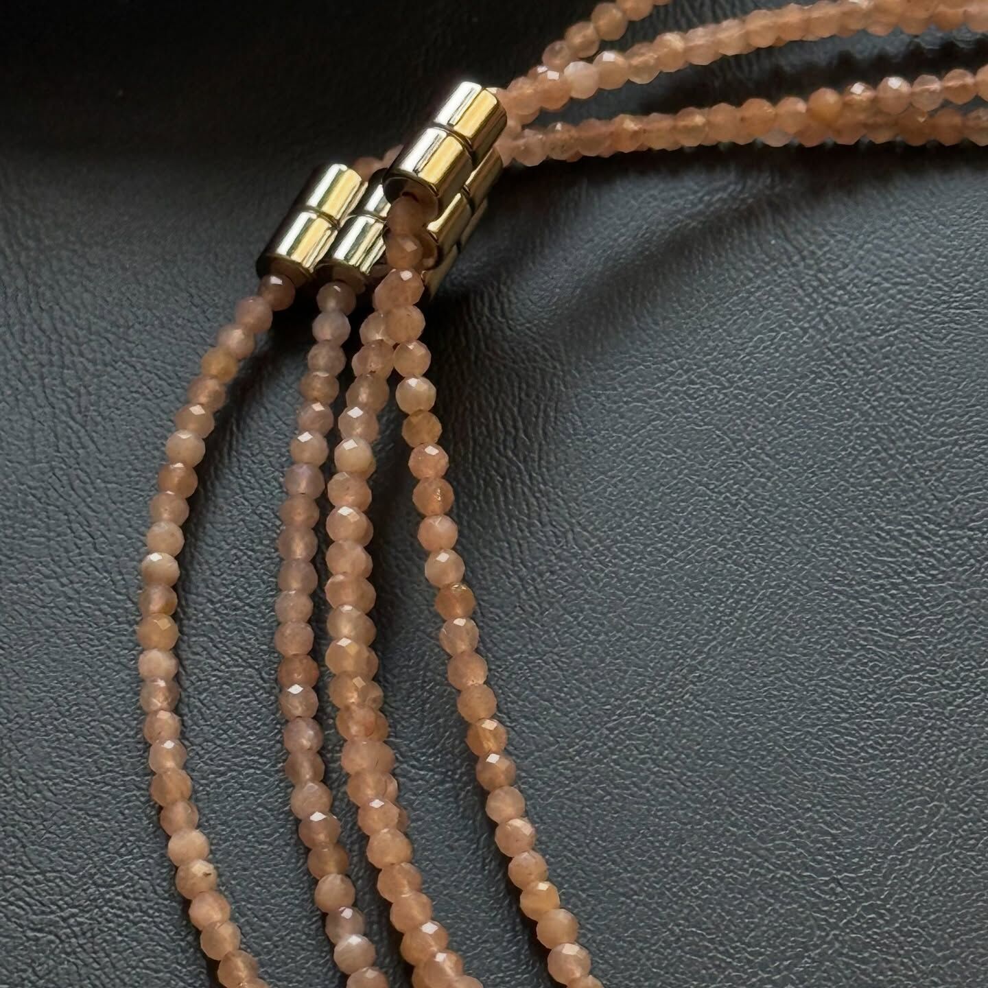 [原石] 蜜桃月光石 磁吸式鎖骨鏈 水晶項鍊