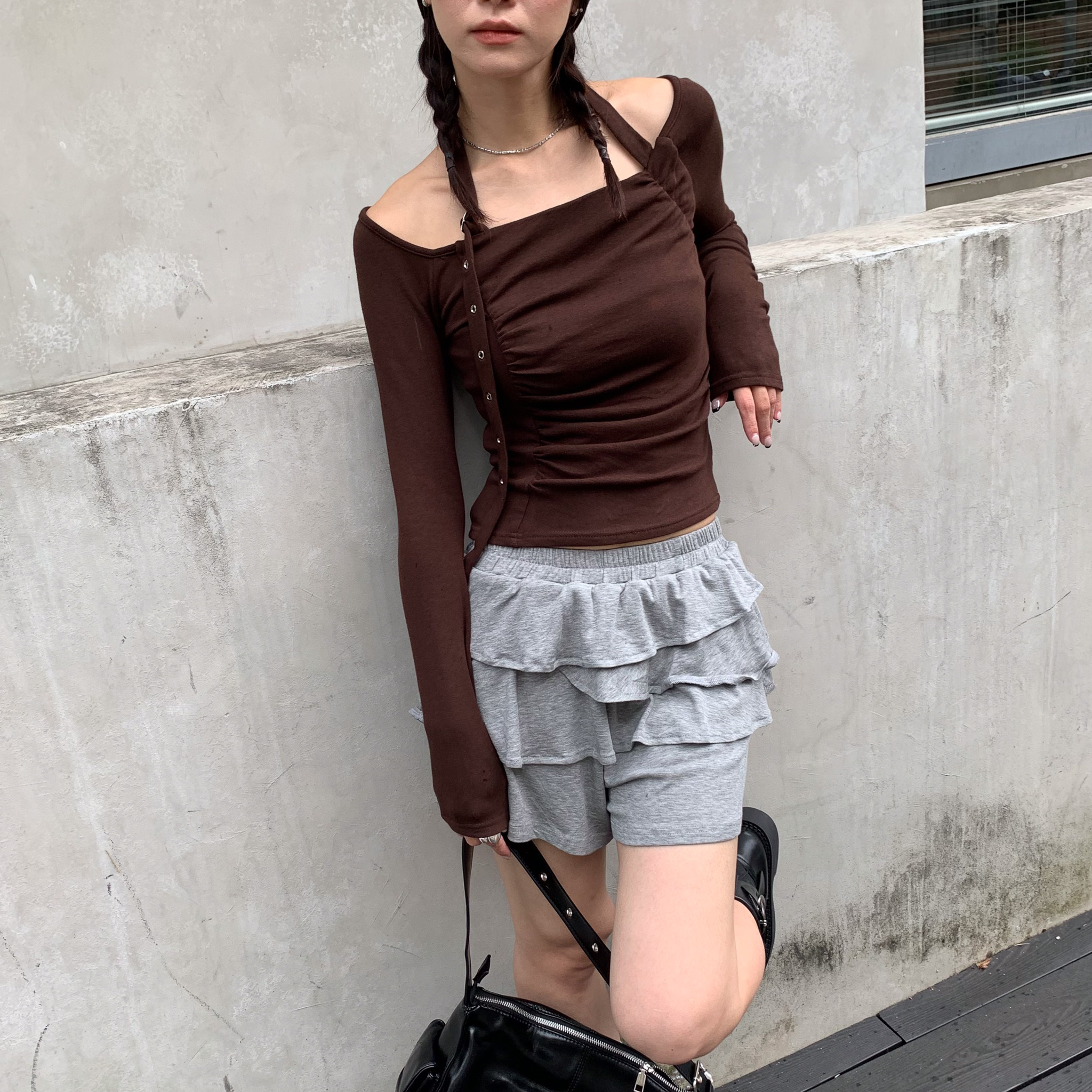 ISA_時髦控請帶! 鉚釘繞脖一字領造型抓皺上衣_58010