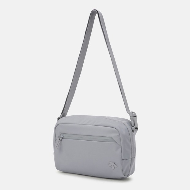 DESCENTE 迪桑特 經典 小LOGO 斜側背小包 淺灰色