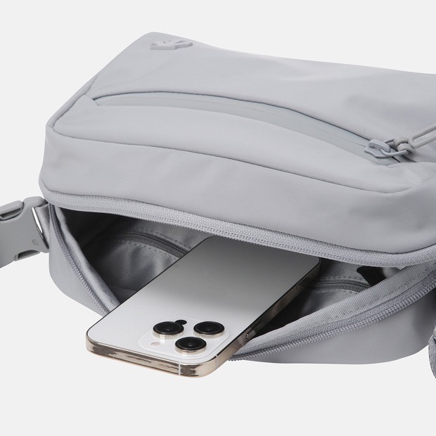 DESCENTE 迪桑特 經典 小LOGO 斜側背小包 淺灰色