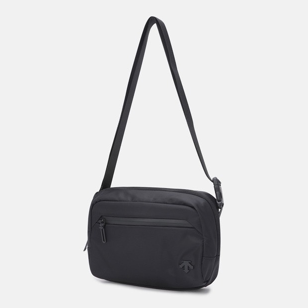 DESCENTE 迪桑特 經典 小LOGO 斜側背小包 黑色