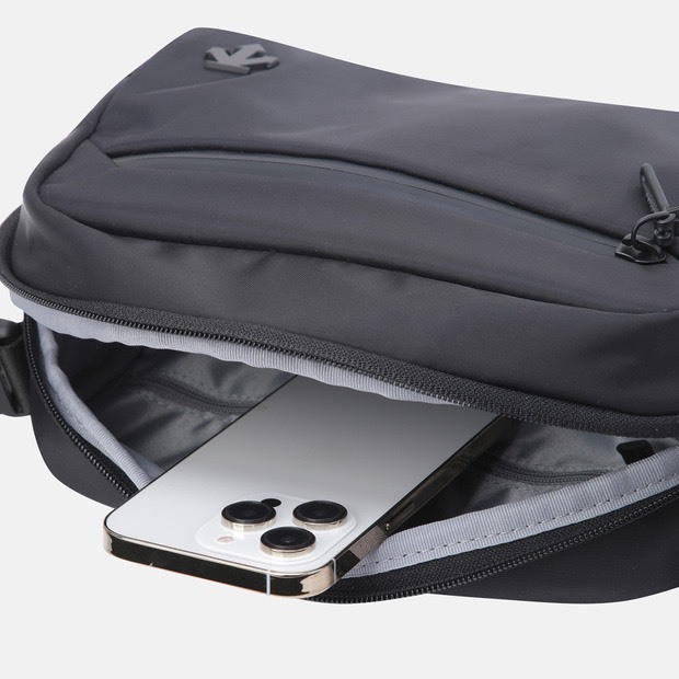 DESCENTE 迪桑特 經典 小LOGO 斜側背小包 黑色