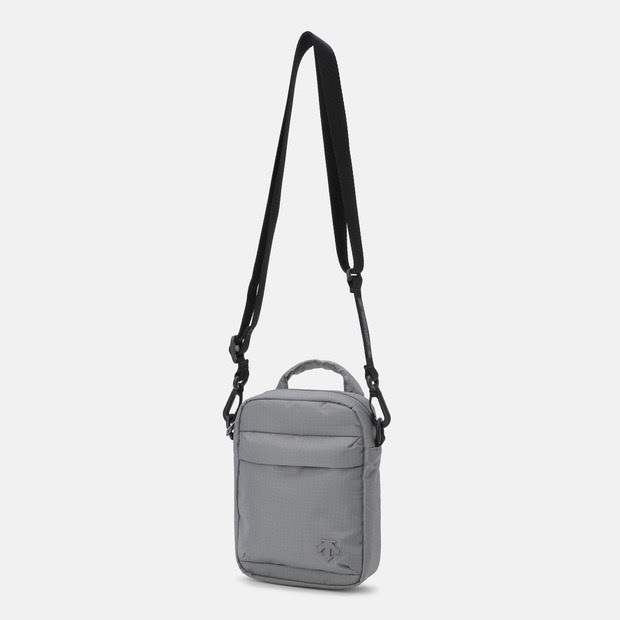 DESCENTE 迪桑特 經典 小LOGO 斜側背 直立小包 防潑水材質 灰色
