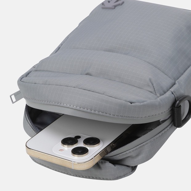 DESCENTE 迪桑特 經典 小LOGO 斜側背 直立小包 防潑水材質 灰色