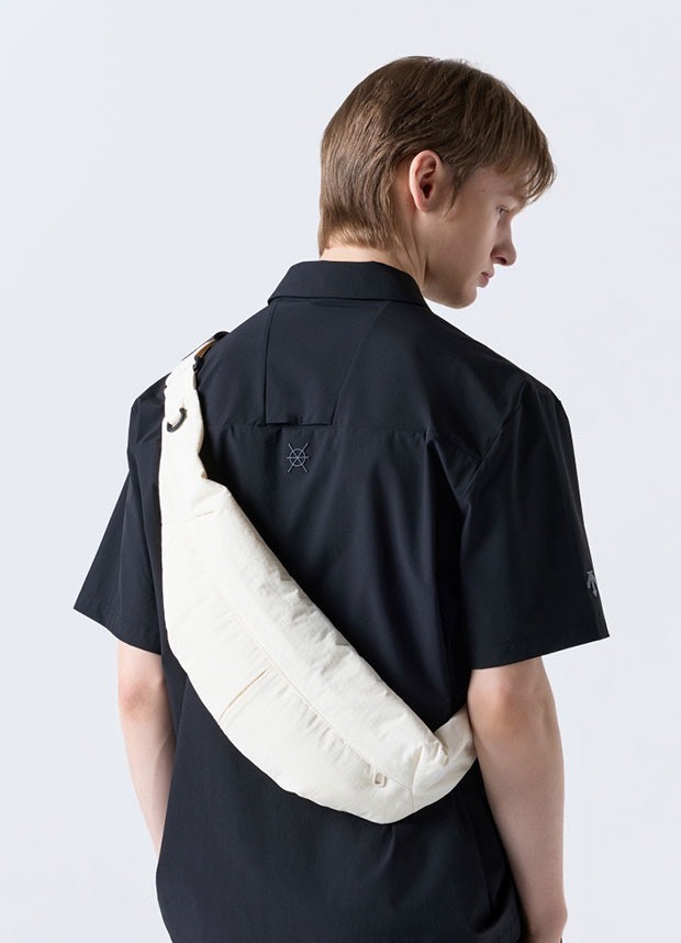 DESCENTE 迪桑特 經典 小LOGO 斜背運動小包 防潑水材質 象牙白