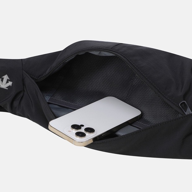 DESCENTE 迪桑特 經典 小LOGO 斜背運動小包 防潑水材質 黑色