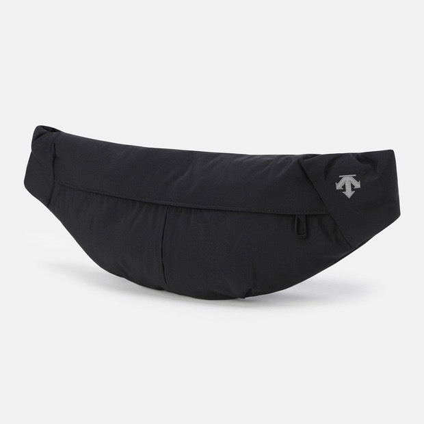 DESCENTE 迪桑特 經典 小LOGO 斜背運動小包 防潑水材質 黑色