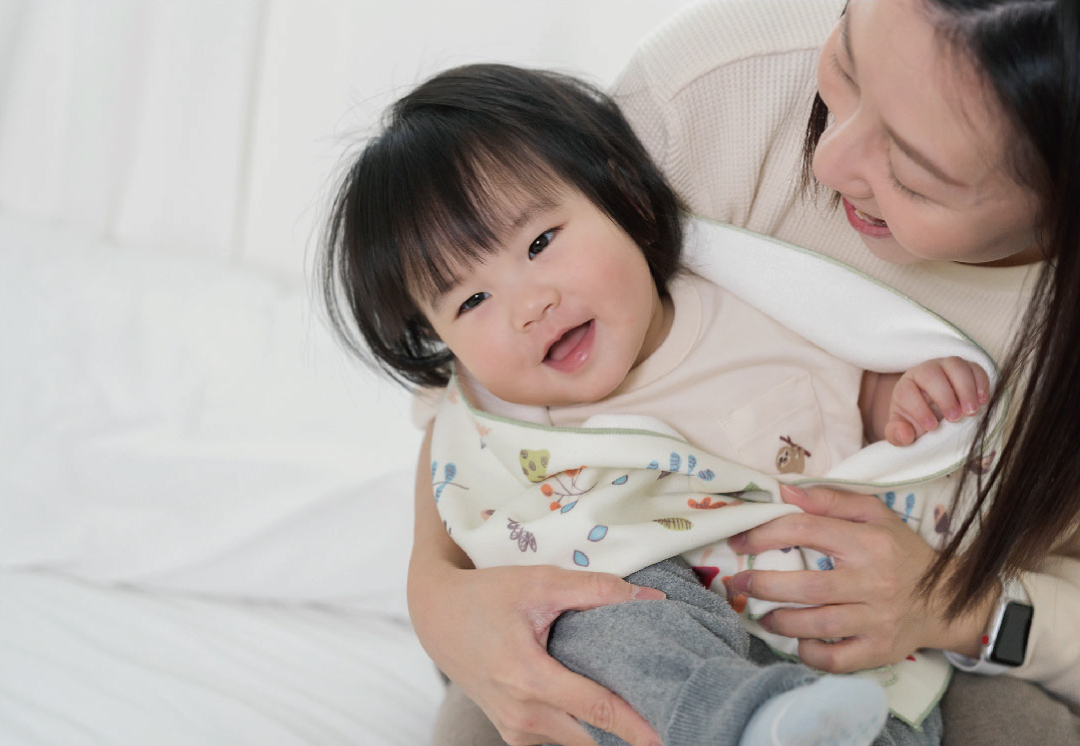 媽媽抱著女孩開心笑