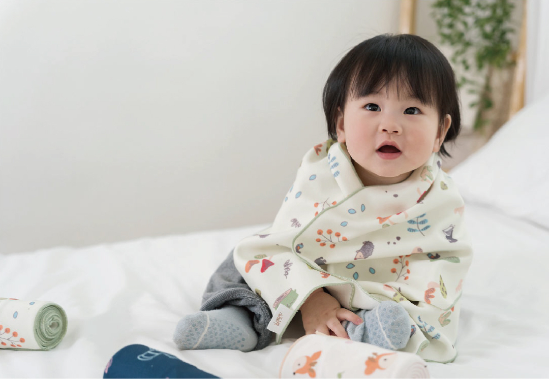 小朋友包著擦髮巾當浴巾用