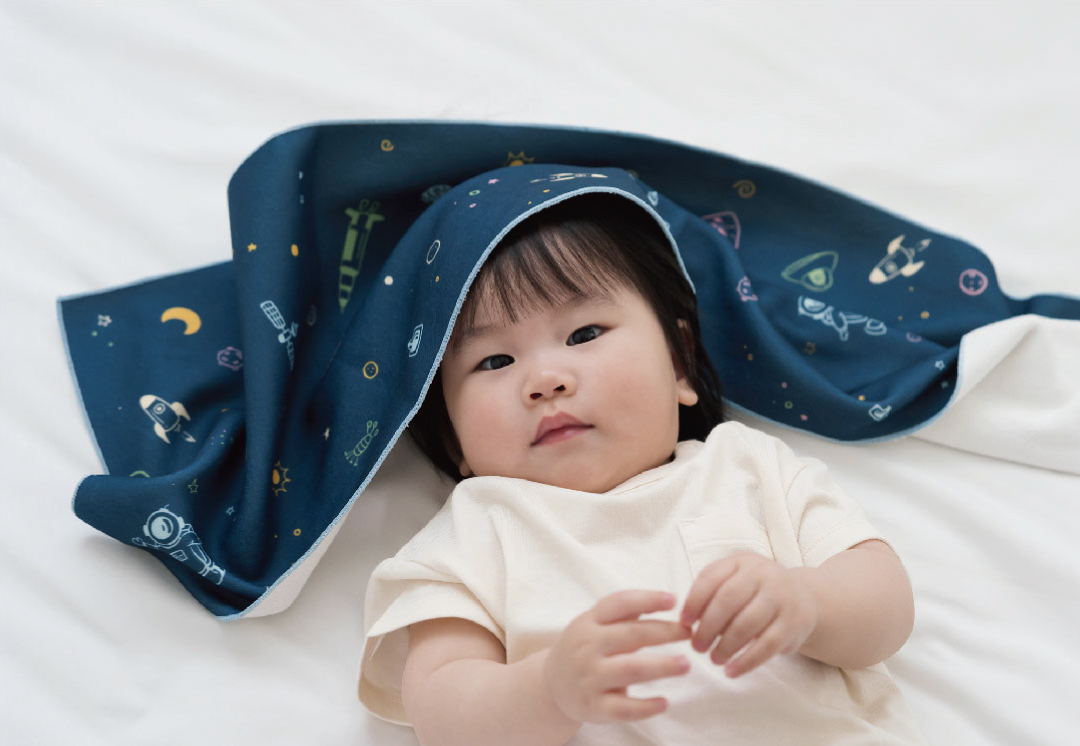 小朋友蓋著包頭巾