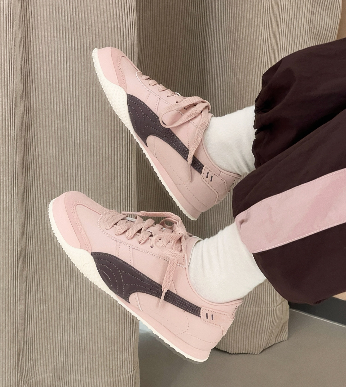 女鞋 PUMA BELLA UT LEA 草莓巧咖 皮革 薄底 復古 緩震 運動鞋 休閒鞋【405256-03】