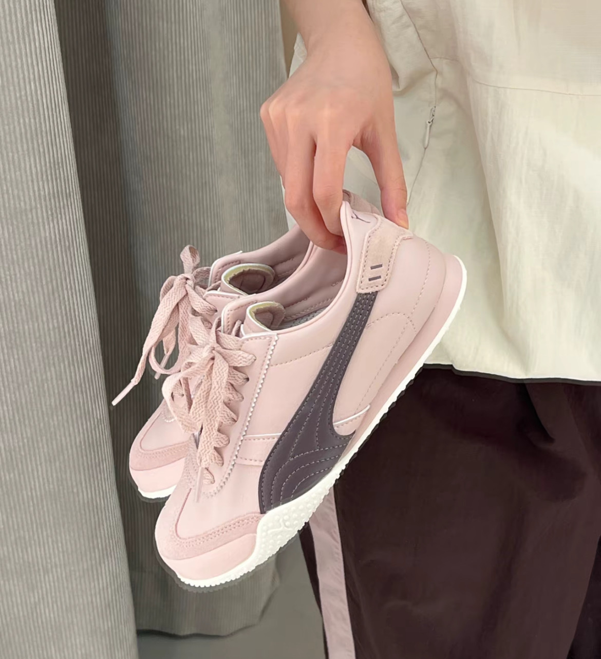 女鞋 PUMA BELLA UT LEA 草莓巧咖 皮革 薄底 復古 緩震 運動鞋 休閒鞋【405256-03】