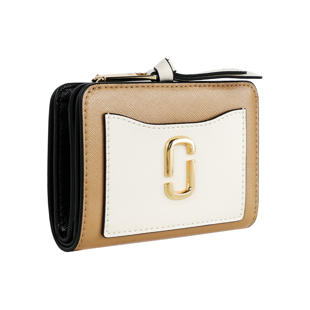 【Marc Jacobs】The Snapshot 防刮皮革暗釦二折撞色短夾(駝色)