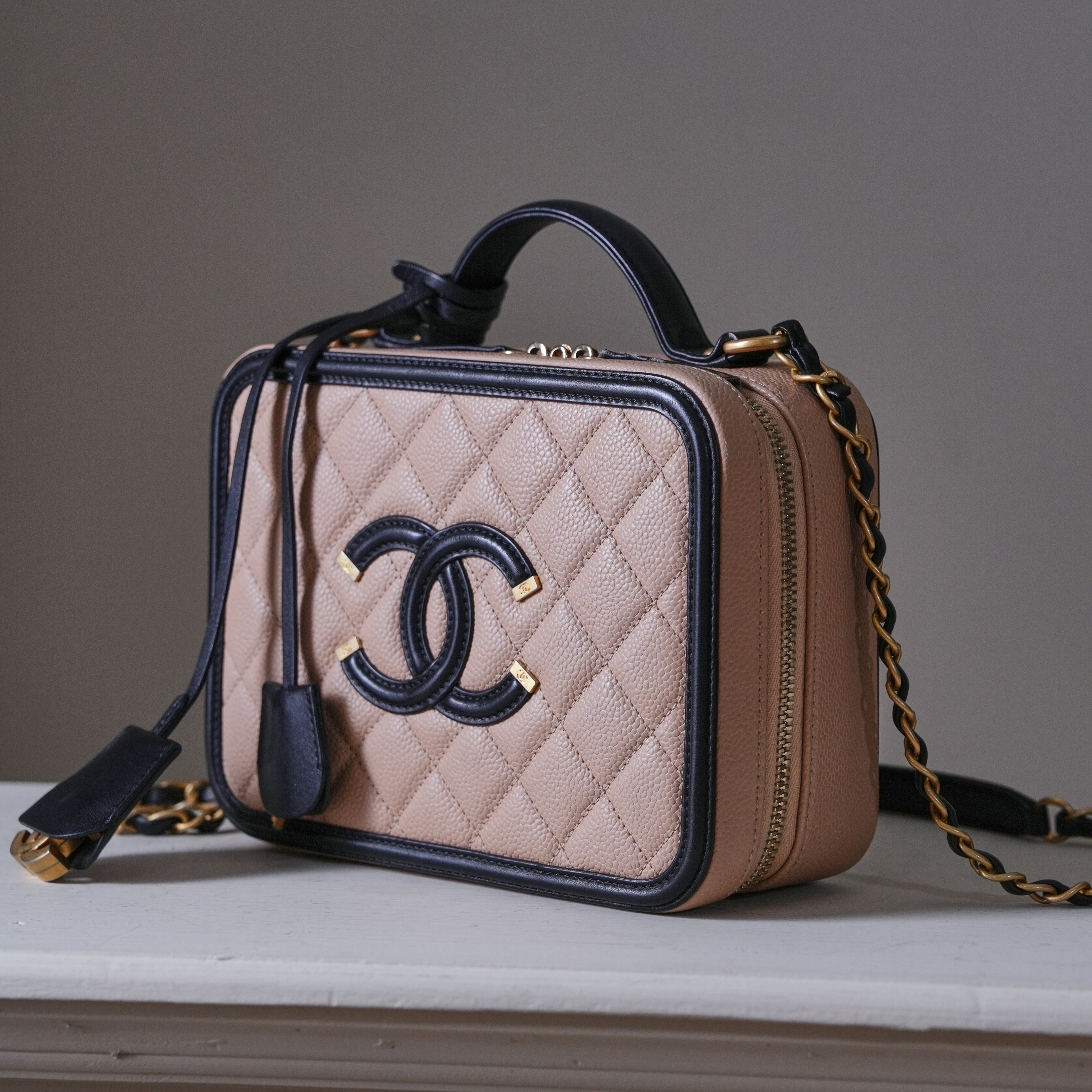 Chanel vanity case 裸色黑雙C相機包