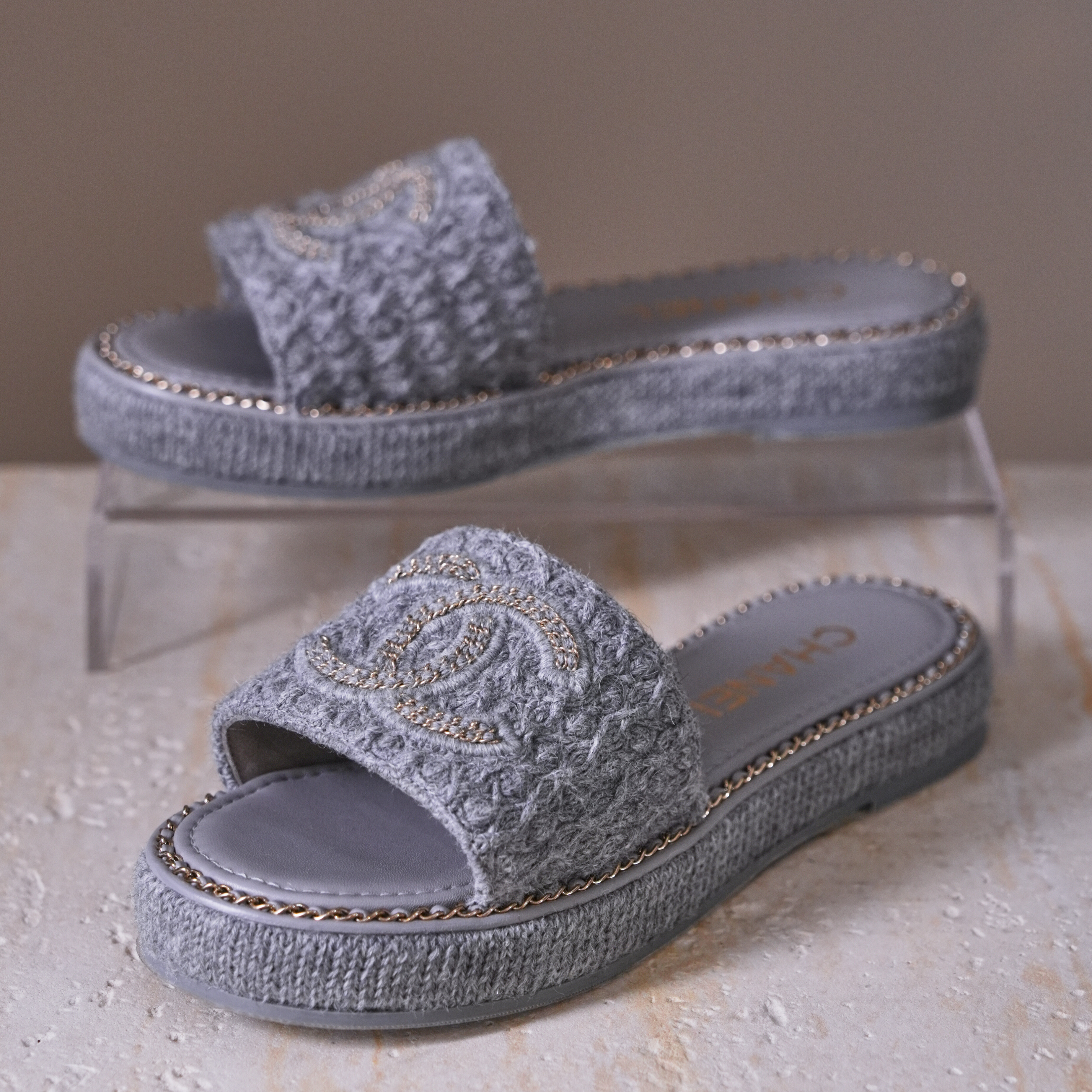 Chanel 灰色厚底皮穿鏈拖鞋 38號