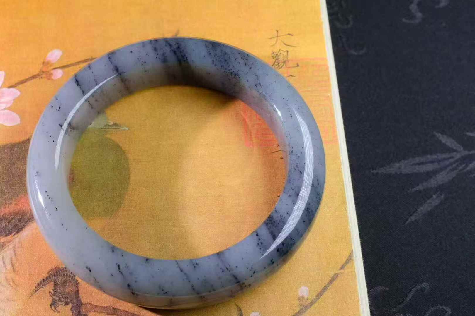 723733 57mm和田玉青花寬條詩意手鐲 (56-58)