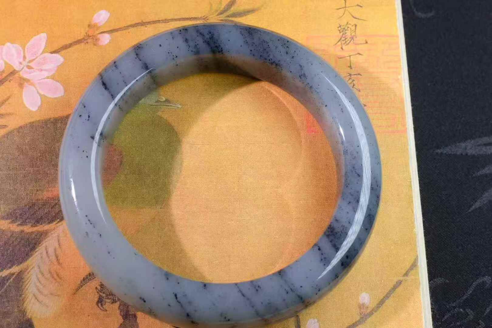 723733 57mm和田玉青花寬條詩意手鐲 (56-58)