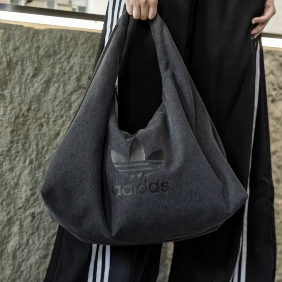 ADIDAS Originals 牛仔丹寧 蓬鬆單肩包 大容量雲朵包 灰黑色 附小零錢包 IX7694