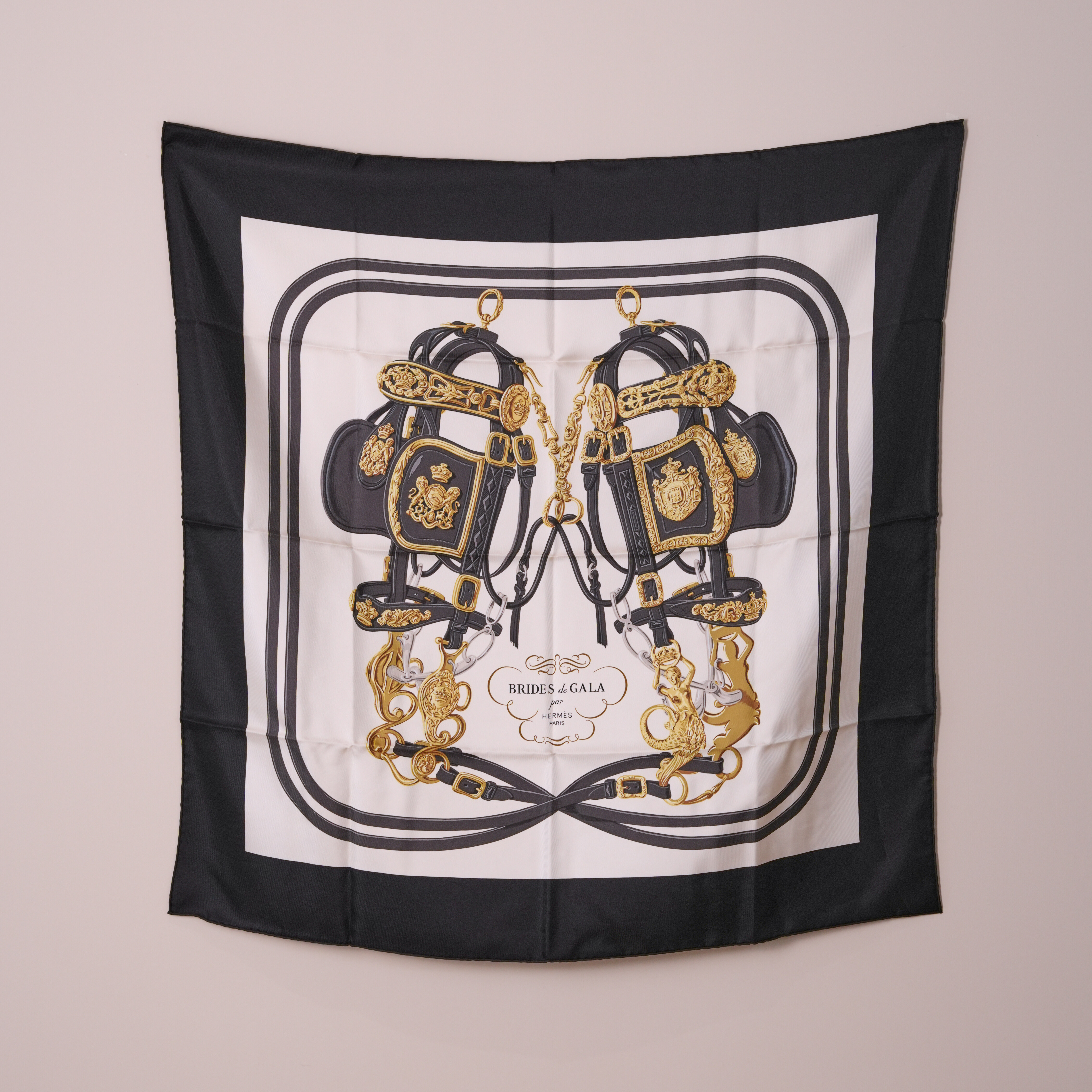 Hermes 華麗的繮轡黑金絲巾