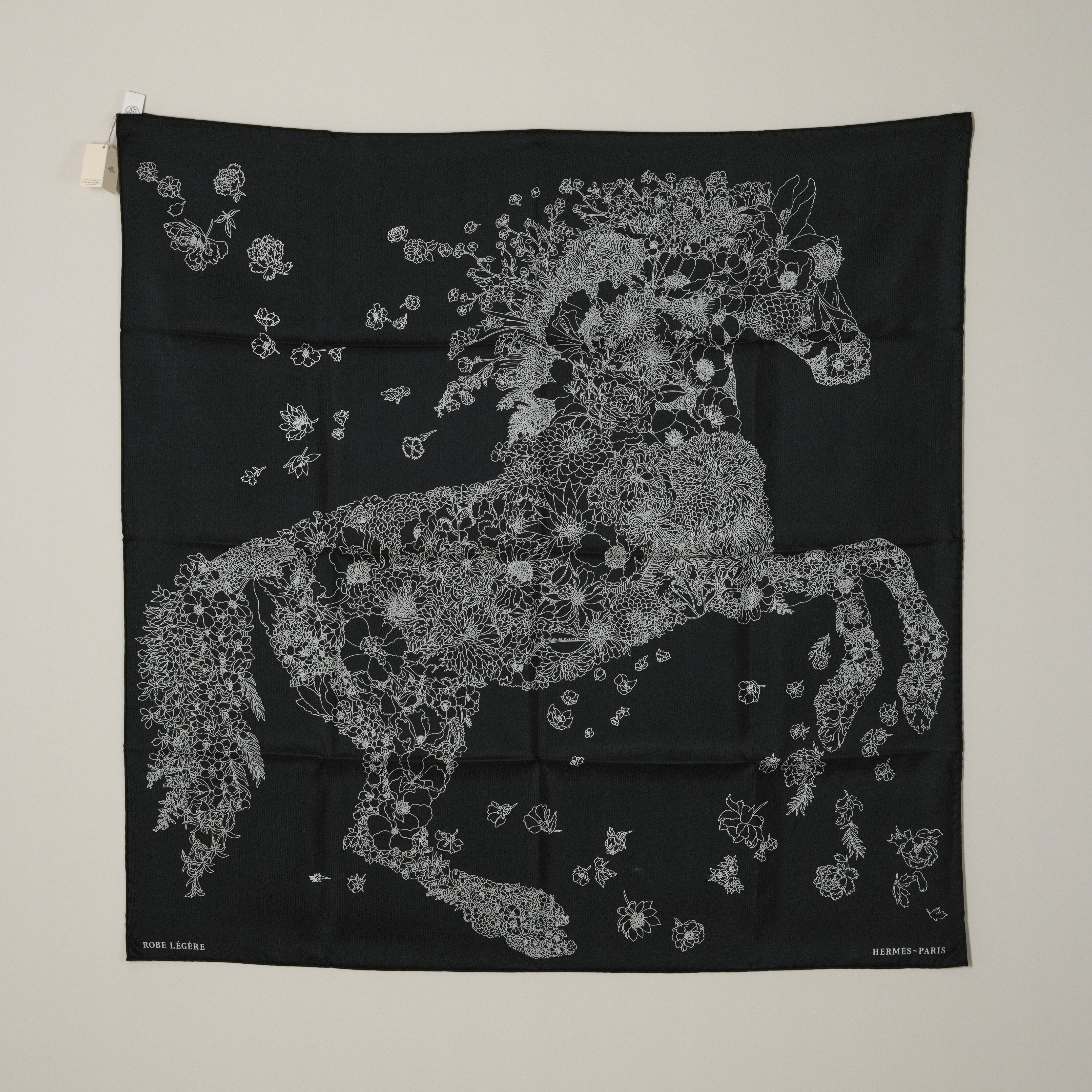 Hermes 黑色花卉馬絲巾