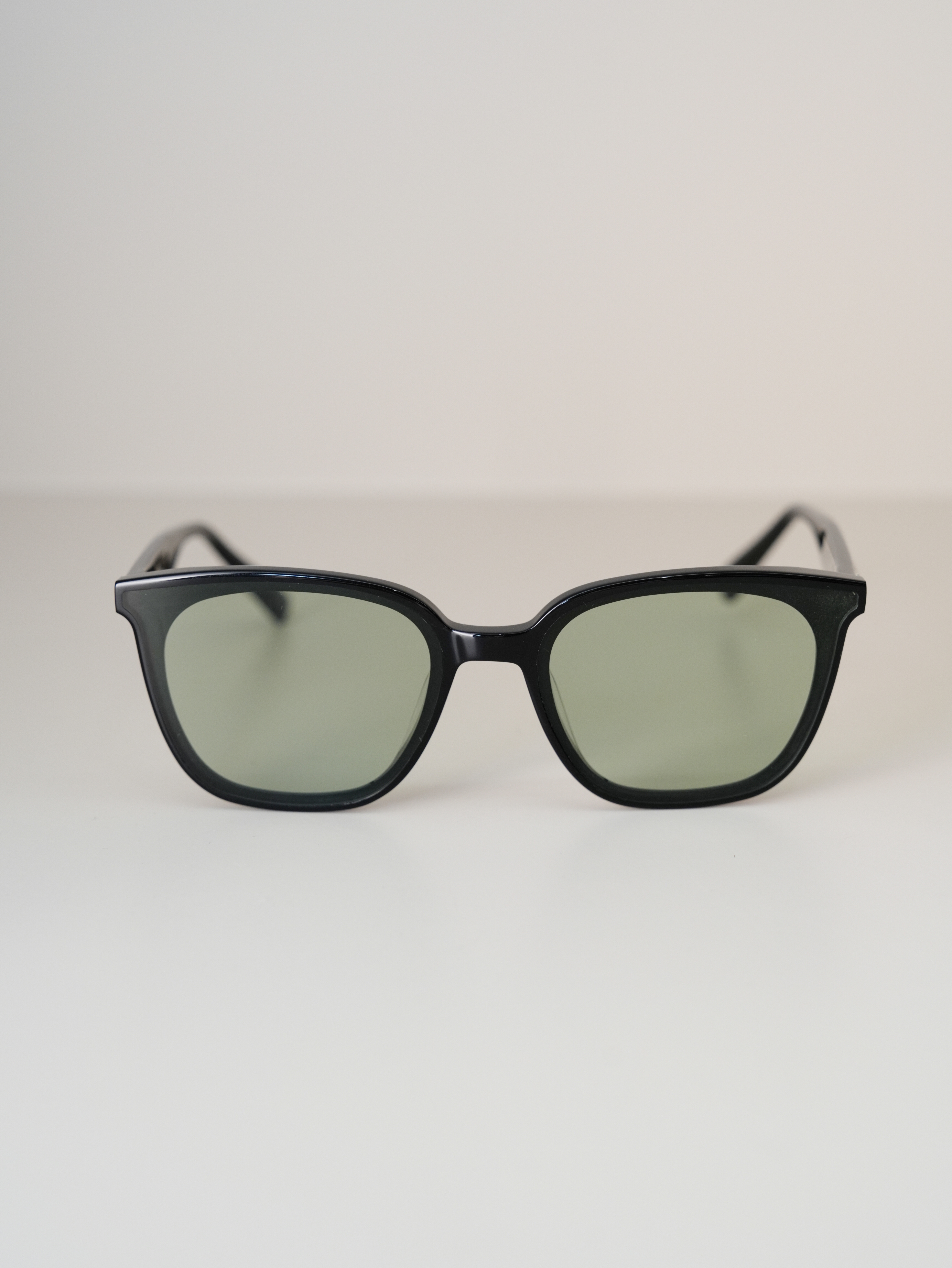 Gentle monster 黑色方框淺綠色鏡片墨鏡