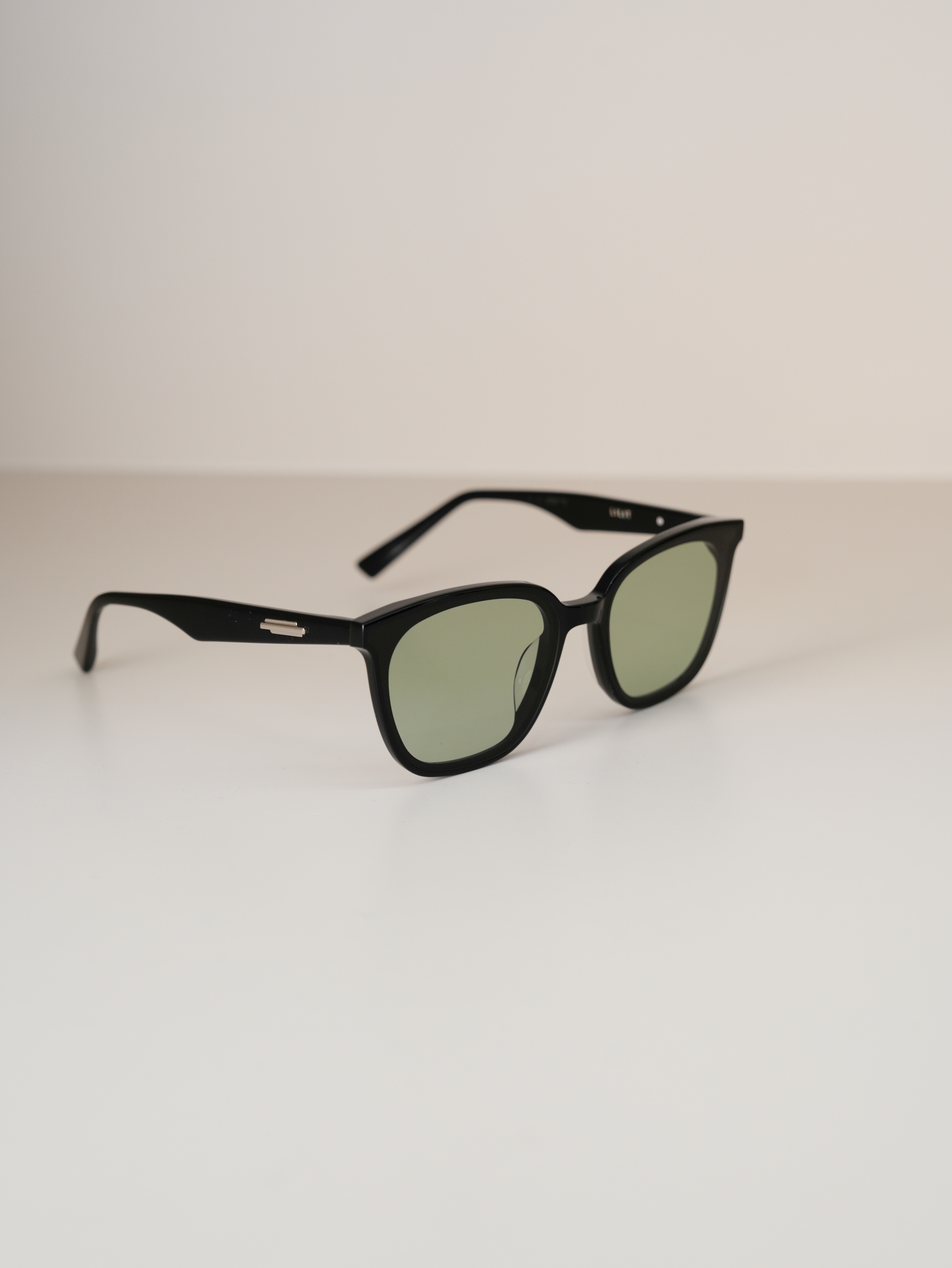 Gentle monster 黑色方框淺綠色鏡片墨鏡