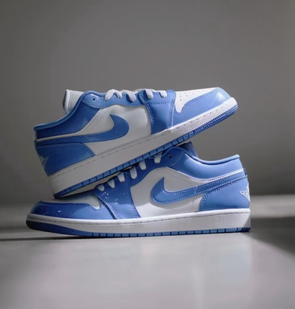 NIKE 休閒鞋 AIR JORDAN 1 LOW SE 白北卡 水藍 漆皮 男 FZ2138-114