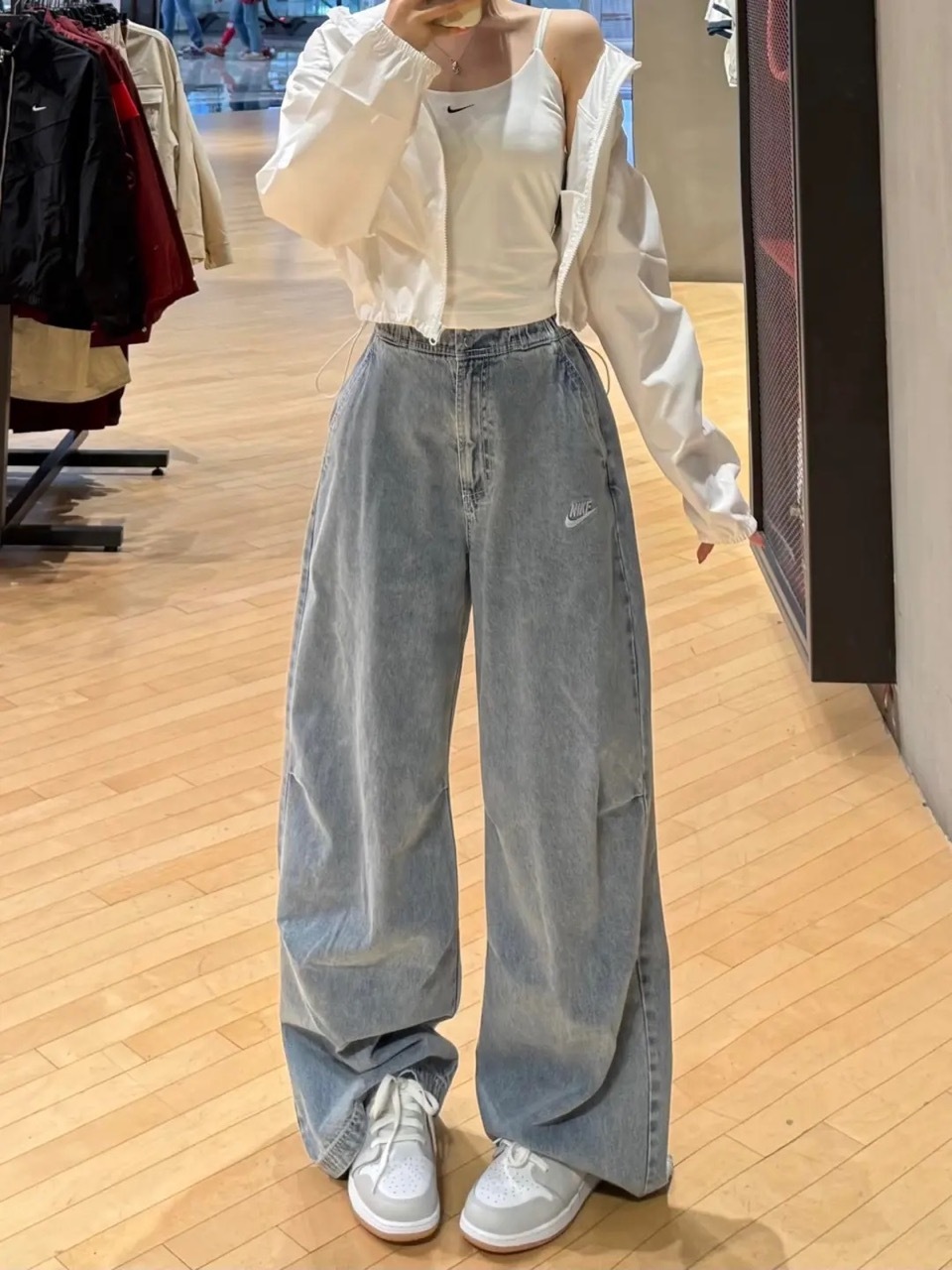 NIKE SPORTSWEAR 牛仔褲 寬褲 長褲 彎刀褲 抓皺設計 鬆緊帶 單寧 牛仔藍 水洗 女款 IF0625-440 / 預購