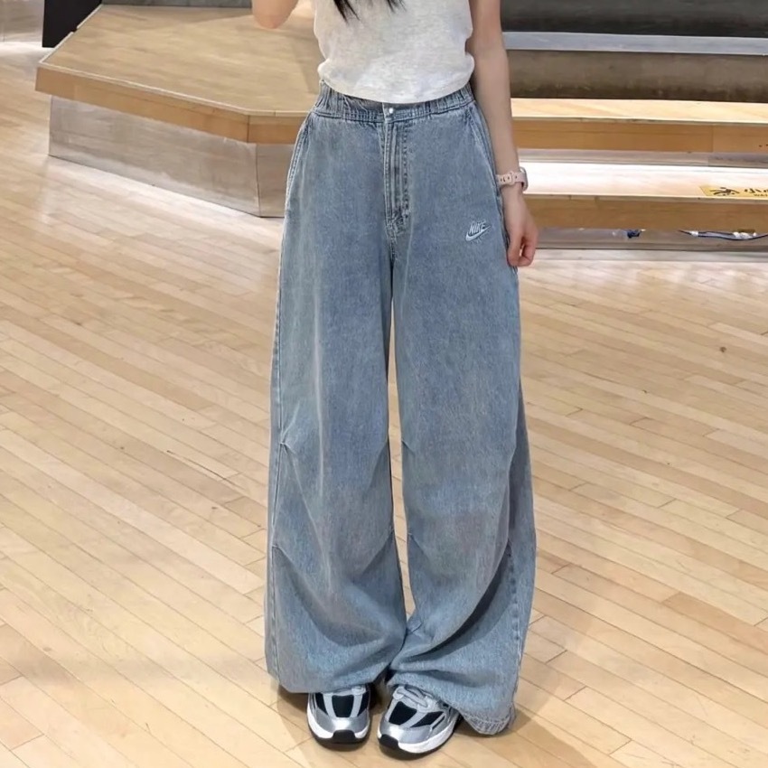 NIKE SPORTSWEAR 牛仔褲 寬褲 長褲 彎刀褲 抓皺設計 鬆緊帶 單寧 牛仔藍 水洗 女款 IF0625-440 / 預購