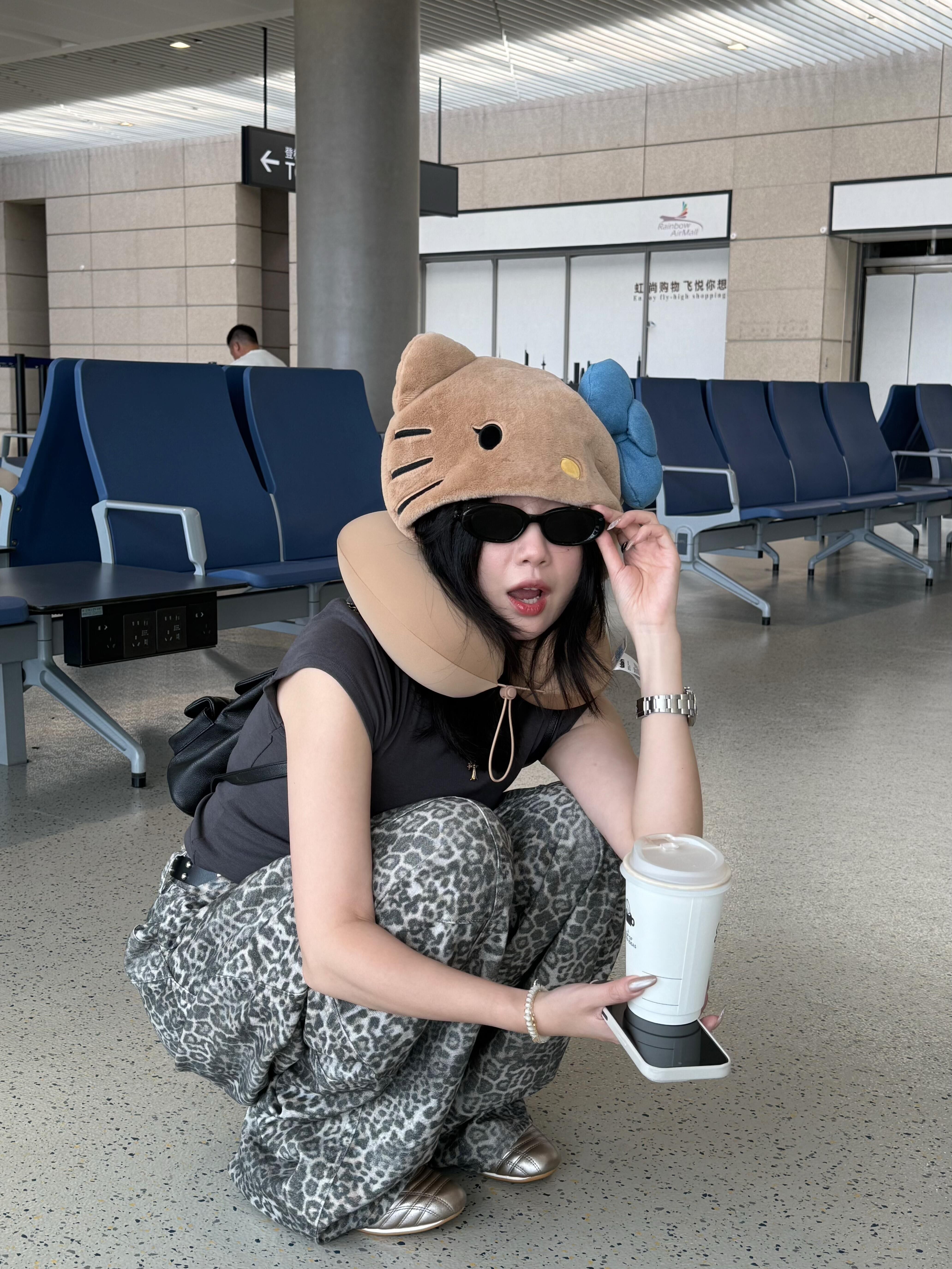 Hello Kitty x TBH 夏日黑皮系列 連帽U型枕 抱枕 靠枕 毛毯 帆布袋 頭枕 頸枕 慢回彈 凱蒂貓 宋雨琦代言/預購