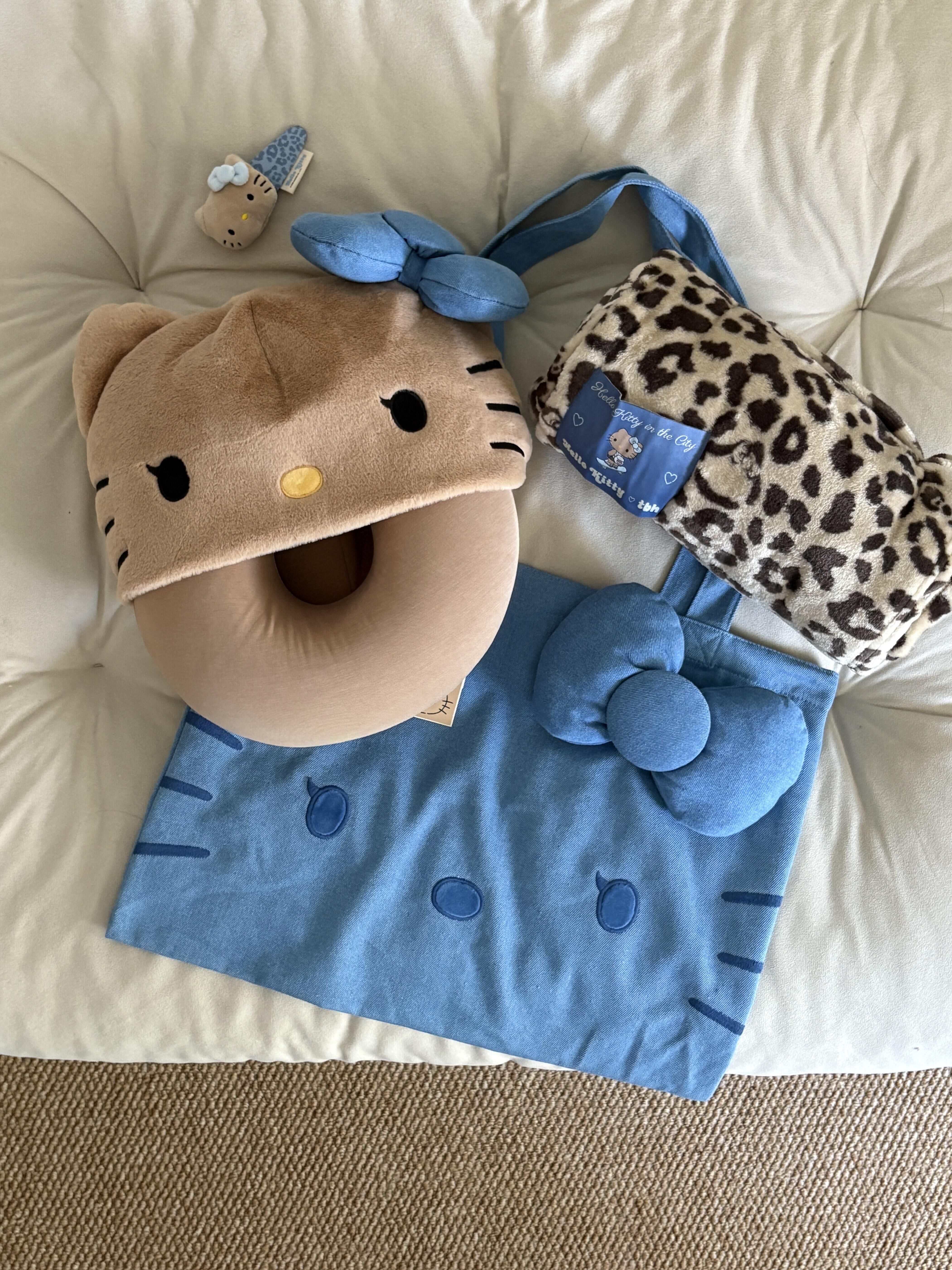 Hello Kitty x TBH 夏日黑皮系列 連帽U型枕 抱枕 靠枕 毛毯 帆布袋 頭枕 頸枕 慢回彈 凱蒂貓 宋雨琦代言/預購