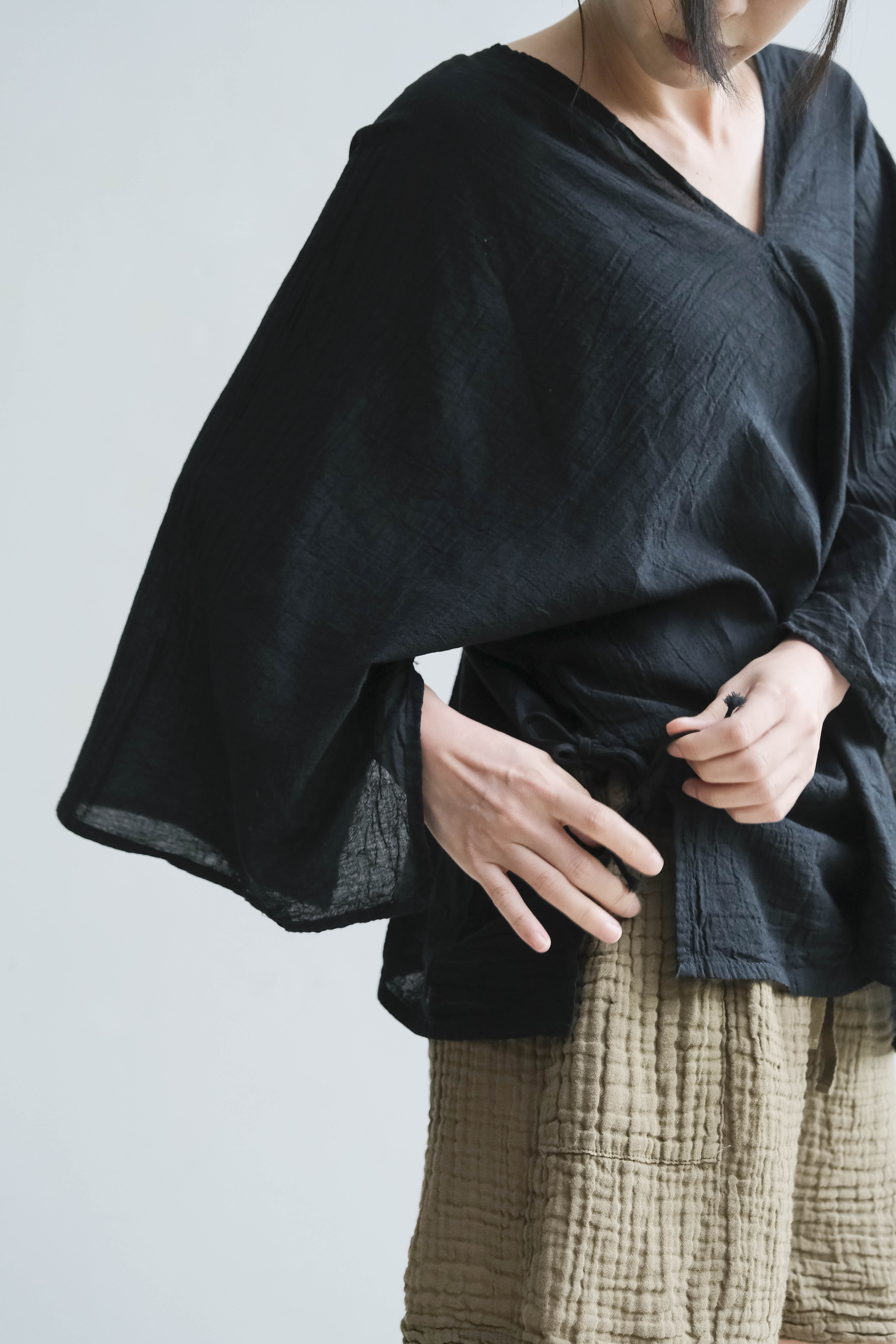前後V領側綁帶上衣 / 慕斯布 黑