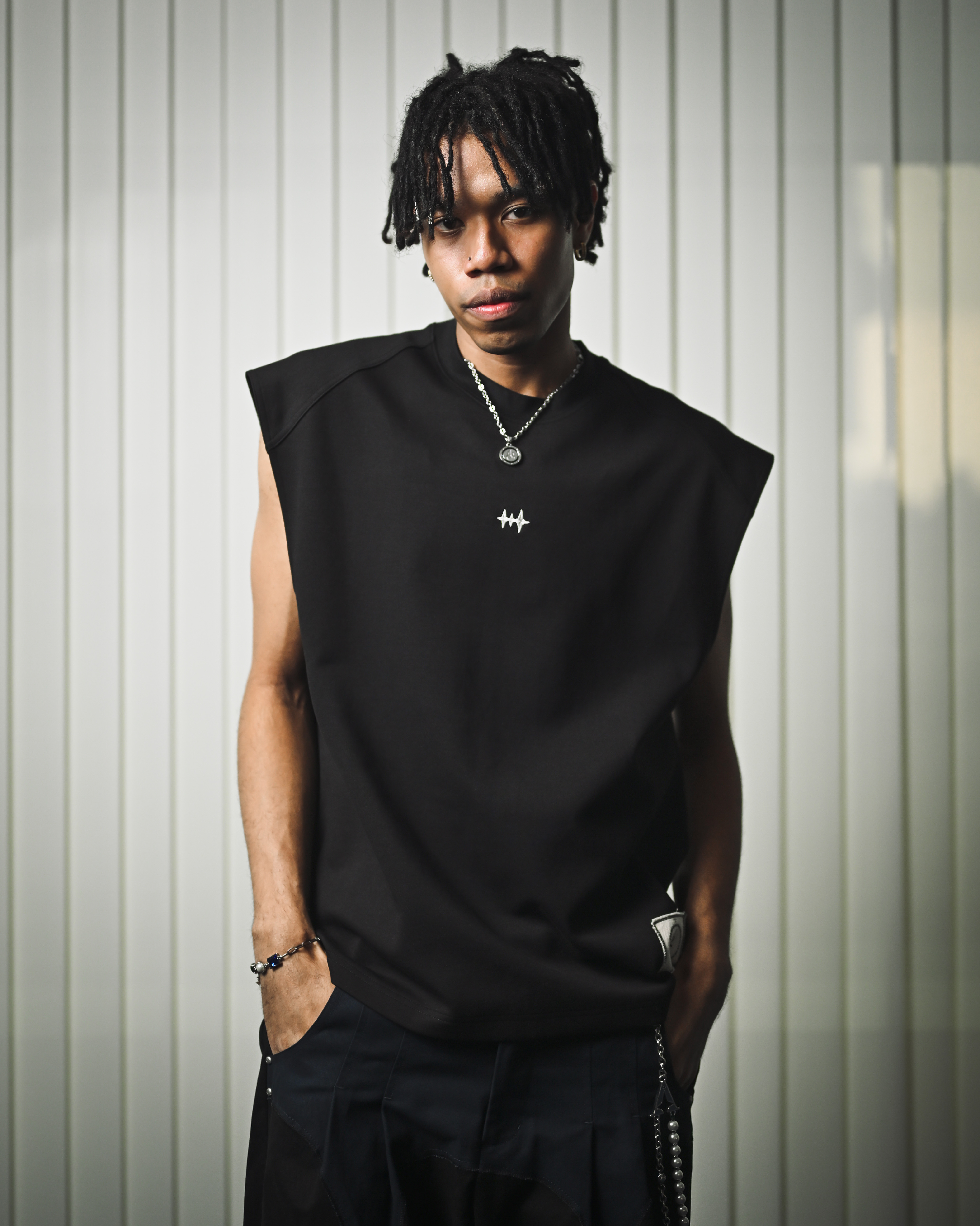 ARC SLEEVELESS T-SHIRT - BLACK
