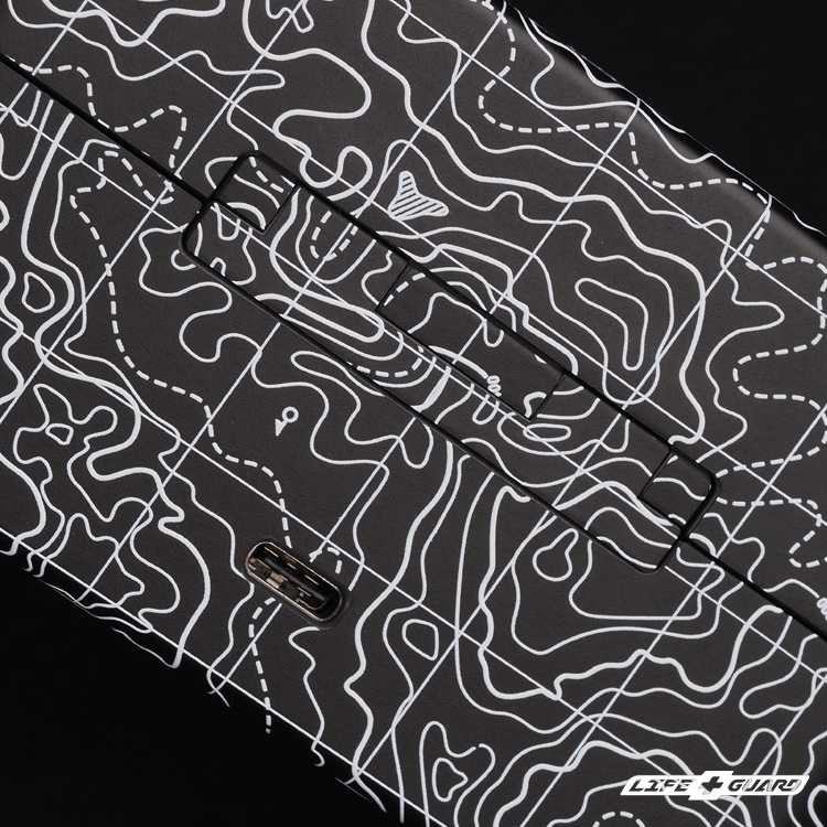 LIFE+GUARD 麥克風電池盒貼膜特寫，專業開版適用於 DJI Mic 3