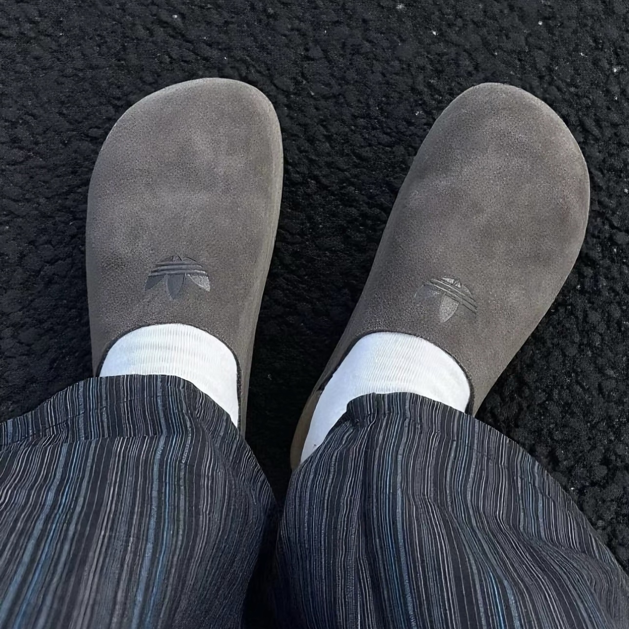 ADIDAS ORIGINALS ADIMULE 深棕 大地色 勃肯 穆勒鞋 包頭拖鞋 休閒 愛迪達 男女 JS0705