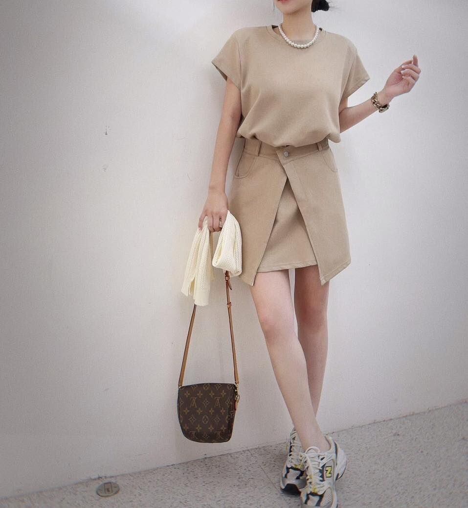 【顯瘦修身的假兩件設計師風連身洋】(現貨）