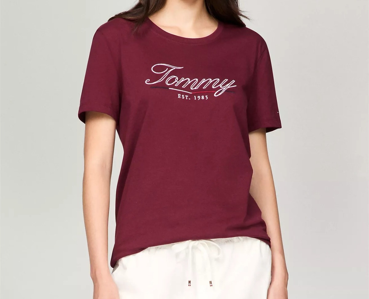 [S] TOMMY HILFIGER MAROON SCRIPT TOMMY LOGO T-SHIRT, 76J5454-601 (STH1197)