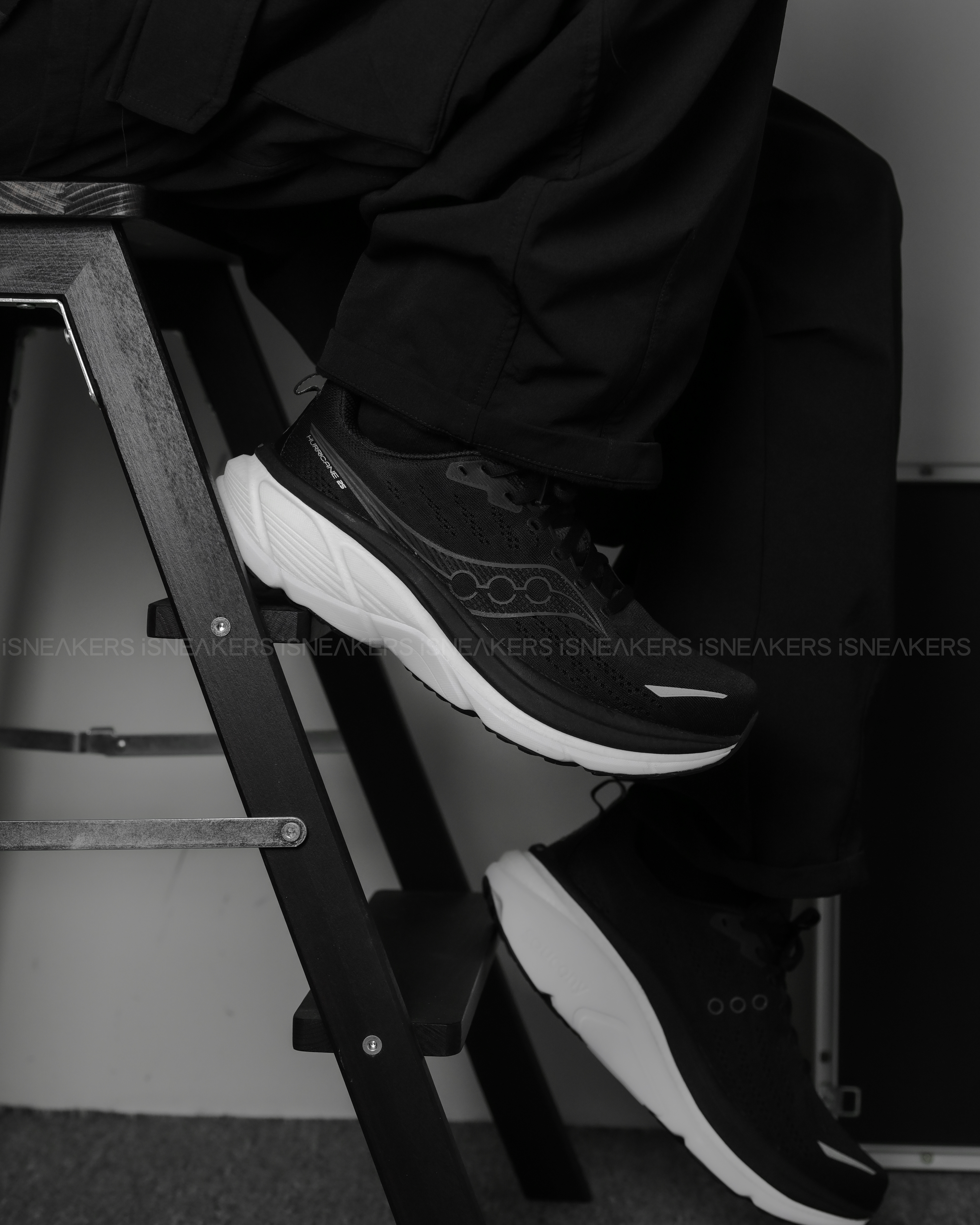 iSNEAKERS｜Saucony Hurricane 25 "Black White" 黑白 S21026-200