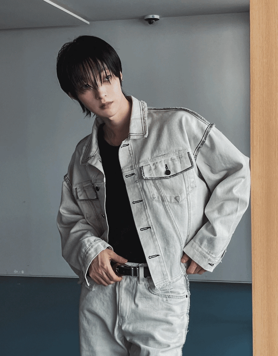 白色仿舊水洗縫線牛仔外套